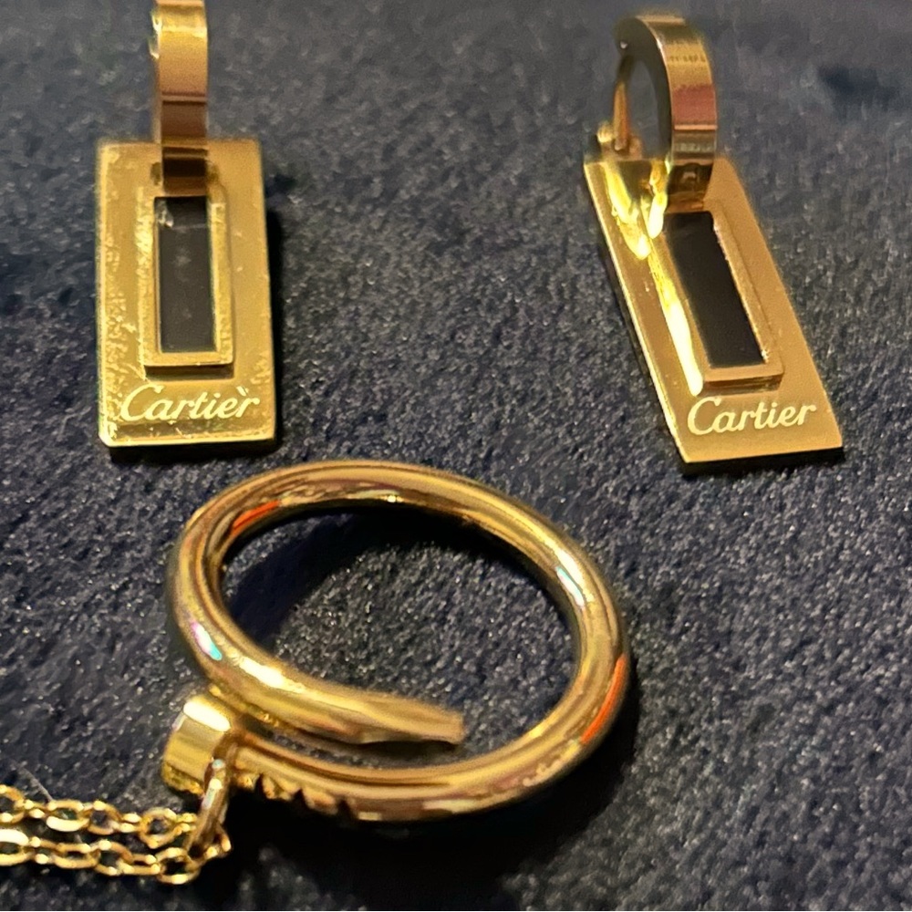 Gold tone jewelry set